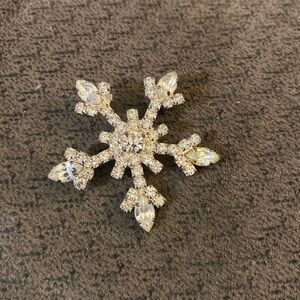 Beautiful Vintage Silver-tone Rhinestone Snowflake Brooch Signed OTC